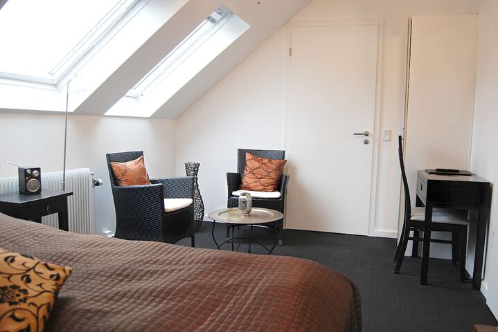 Room 6 of 76