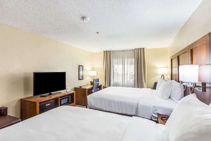 2 Queen Beds (7 of 11)