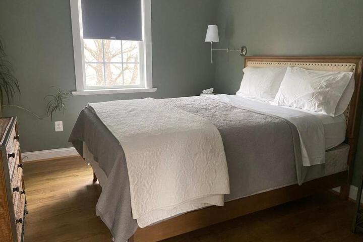 1 Queen Bed (2 of 5)