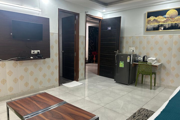 Room 11 of 28