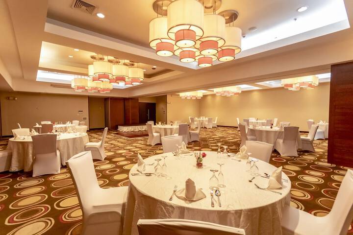Ballroom/Hall 184 of 230