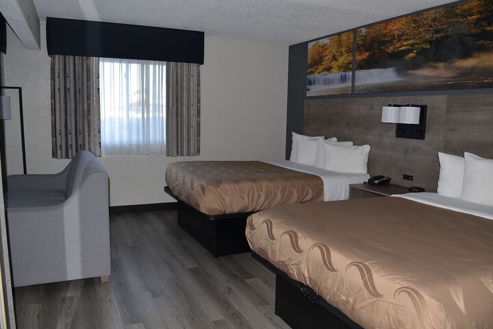 2 Queen Beds (1 of 13)