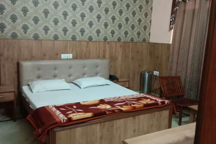 Room 6 of 14