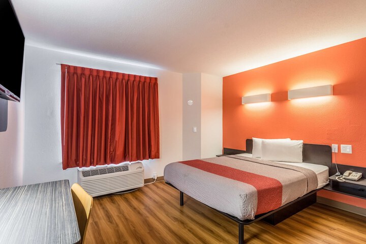 1 Queen Bed (8 of 9)