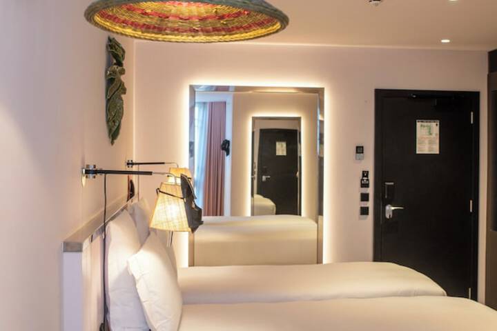 Room 52 of 192