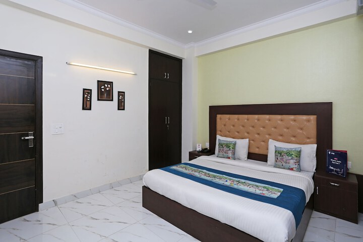 Room 4 of 12