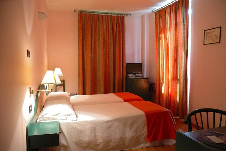 Room 6 of 9