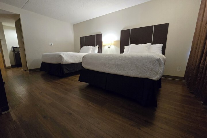 2 Queen Beds (2 of 31)