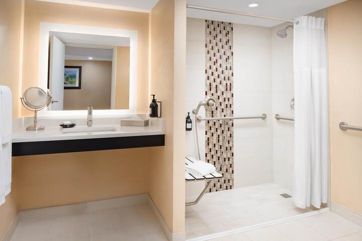 Room 15 of 28