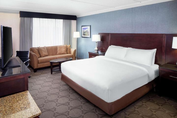 1 King Bed (2 of 7)