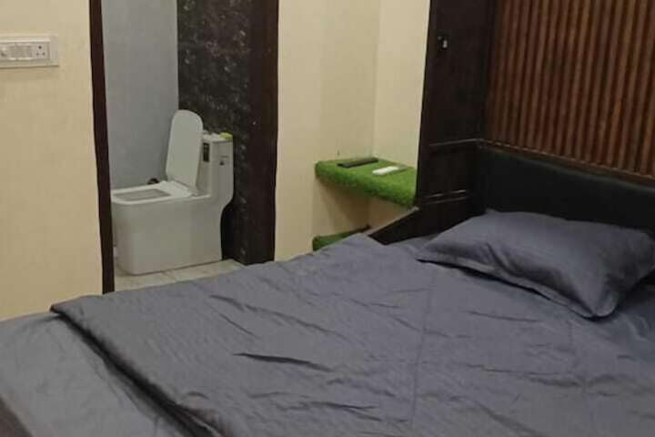 Room 5 of 12