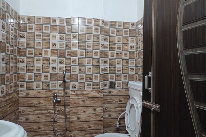 Room 8 of 9
