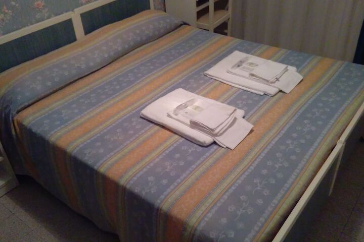 Room 10 of 28