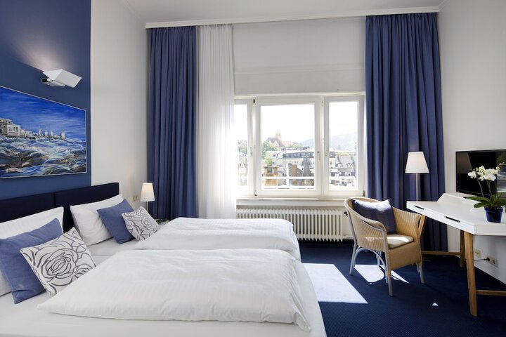 Room 4 of 32