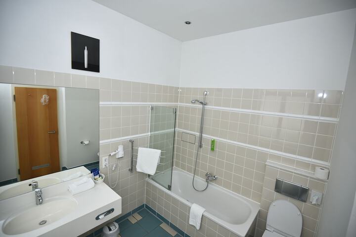 Room 18 of 28