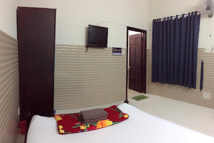 Room 8 of 11