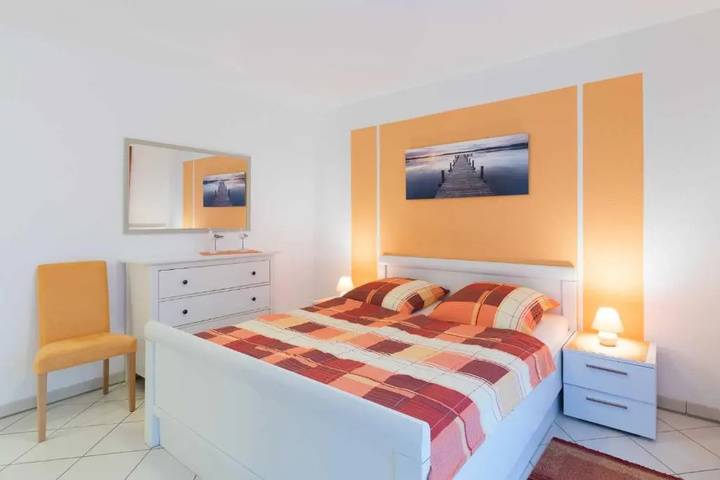 Room 4 of 15