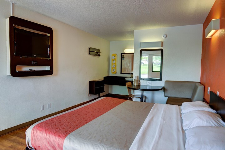 1 King Bed (13 of 15)