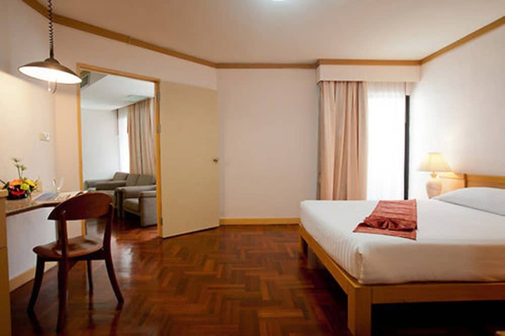 Room 8 of 104