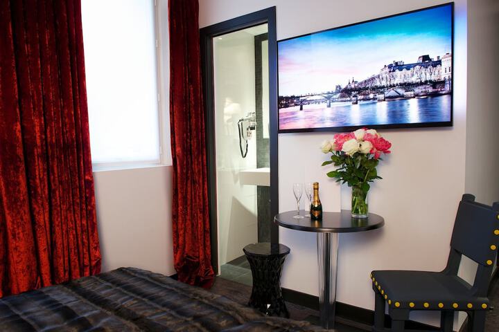 Room 16 of 38