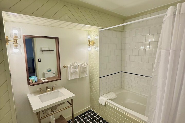 Room 14 of 18