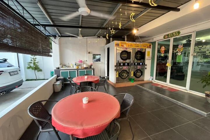 Lounge 5 of 6