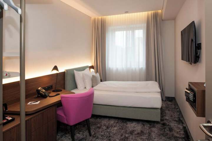 Room 6 of 80