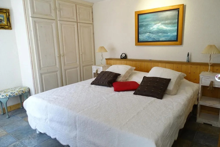Room 5 of 12