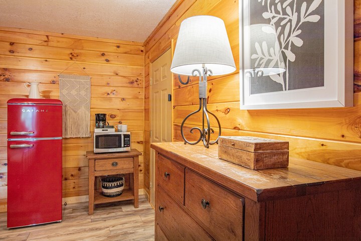 Clear Creek Lodge Handicap Accessible King Room (30 of 41)
