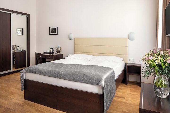 Room 4 of 35