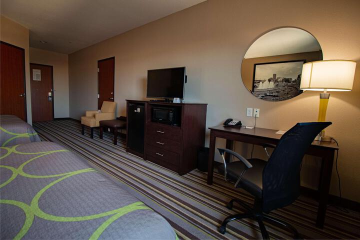 2 Queen Beds (11 of 12)