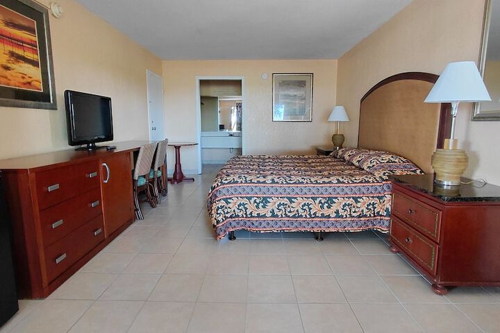 Room 4 of 9