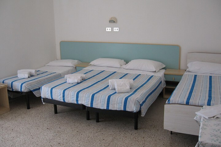 Room 4 of 16
