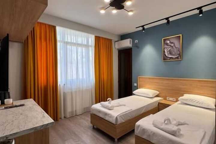 Room 4 of 18