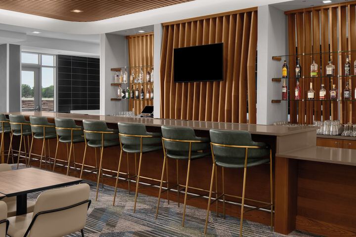 Lounge 23 of 28