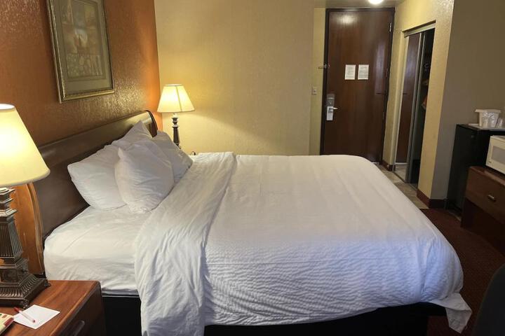 1 King Bed (8 of 13)