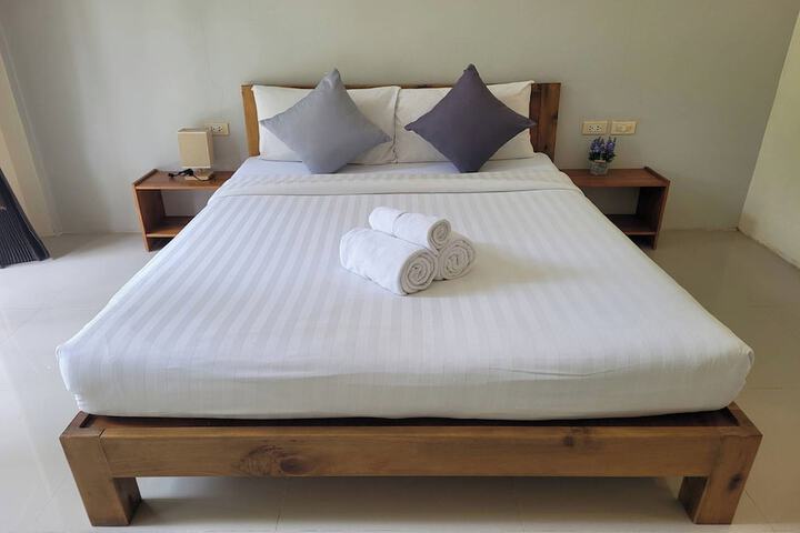 Room 8 of 28