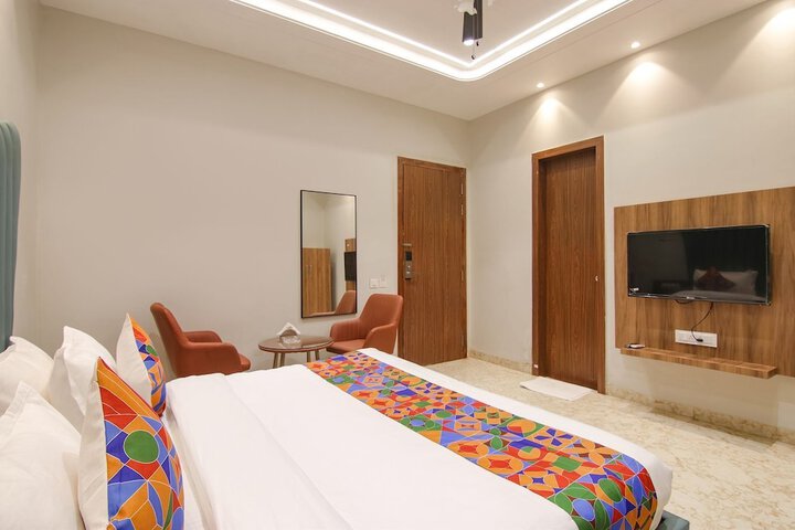 Room 5 of 8