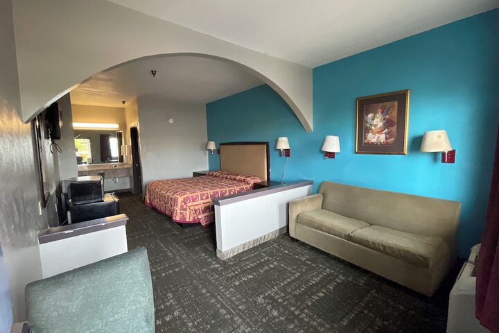 Room 10 of 28