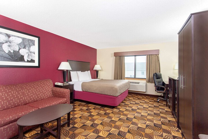 1 Queen Bed (16 of 22)