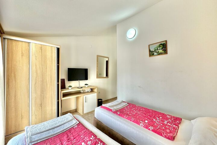 Room 32 of 85