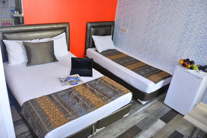 Room 6 of 32