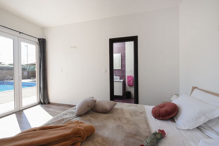 Room 9 of 47