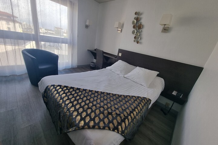 Room 4 of 12