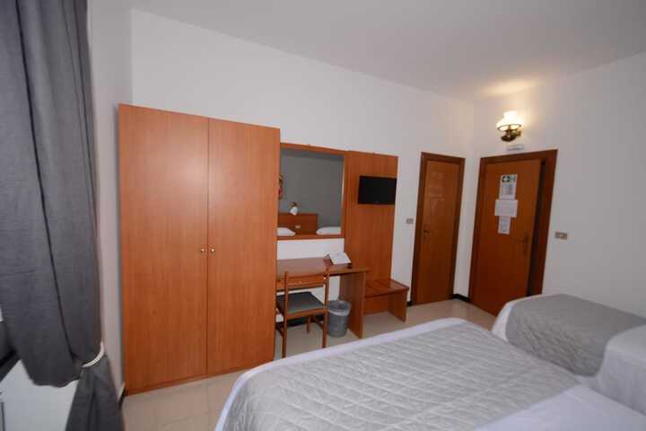Room 9 of 32