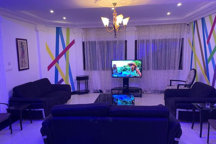 Lounge 15 of 23