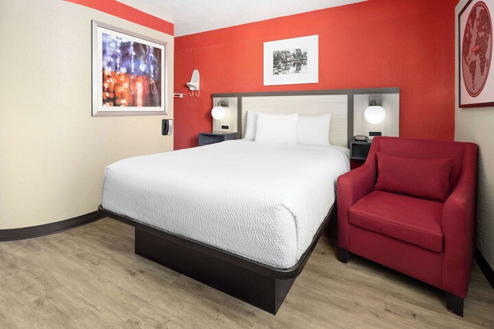 1 Queen Bed Accessible Room (1 of 15)