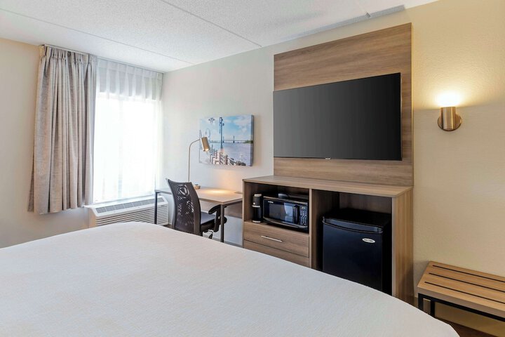 1 King Bed Microwave, Refrigerator Shower Only Full Breakfast (2 of 12)