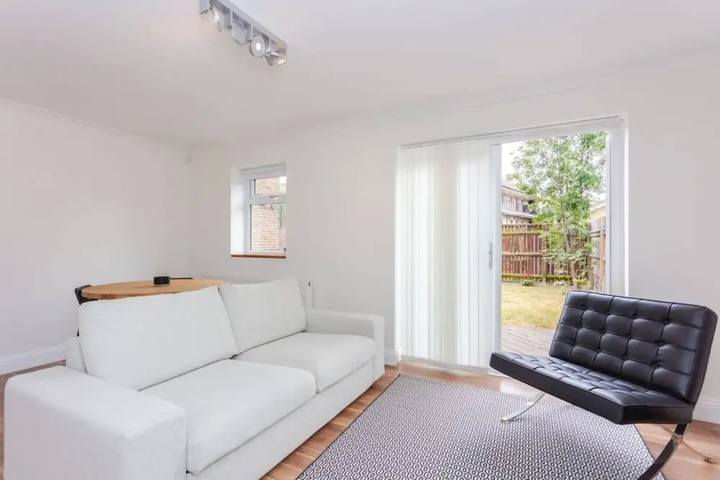 Bright 2 Bedroom House in Stratford With Garden