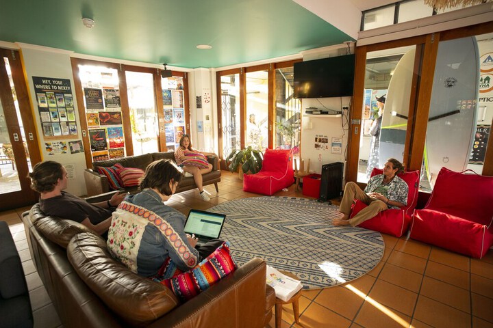 Lounge 36 of 52